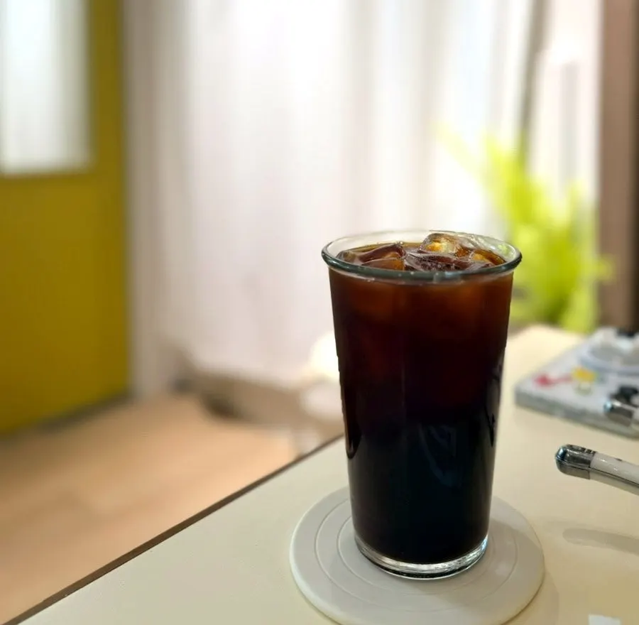 프렌치 토스트와 곁들인 아이스 아메리카노