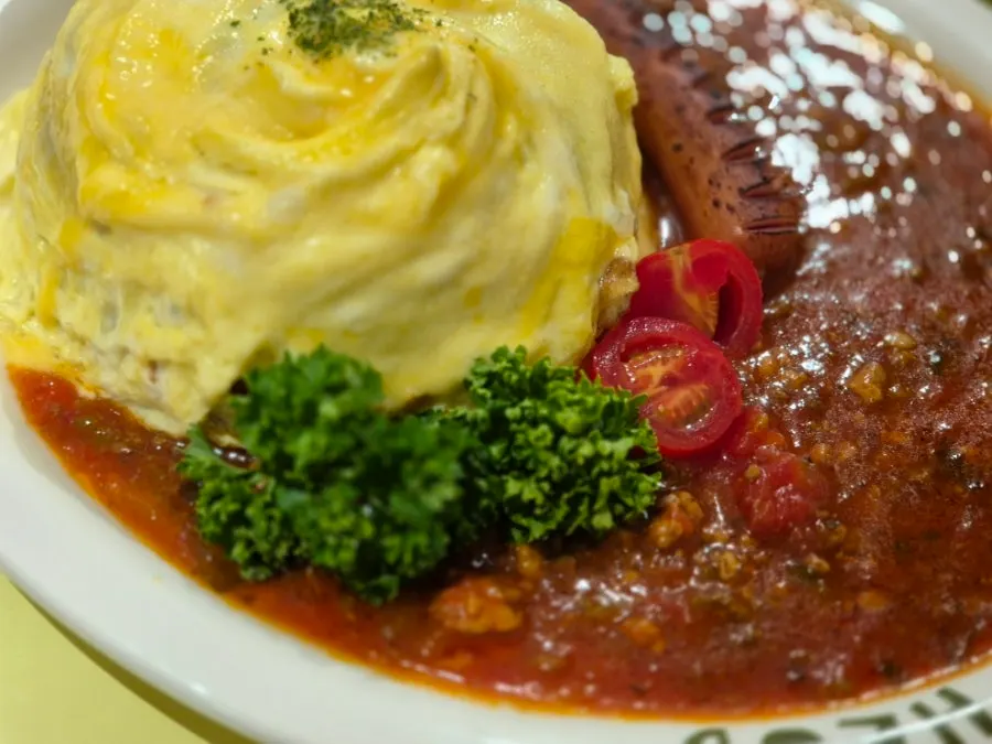 An omurice plate with green, yellow, and red colors blending together