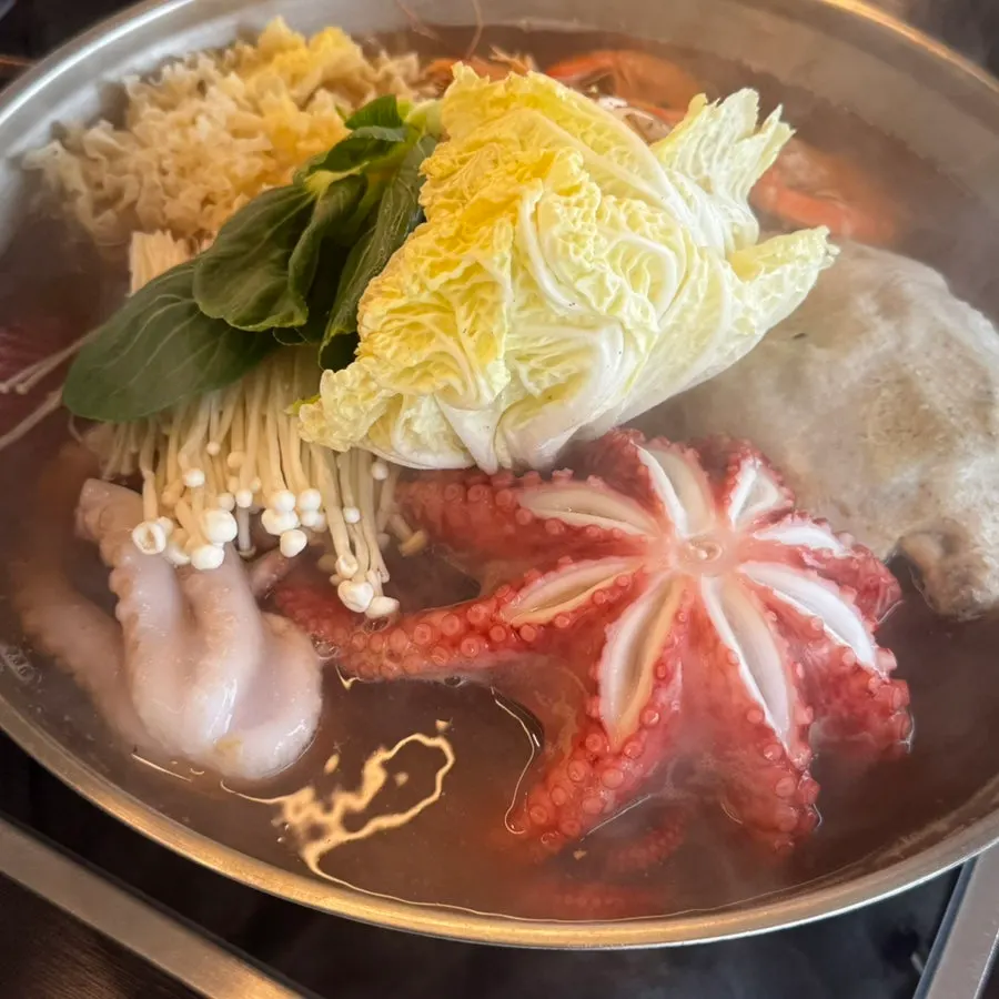 Shabu vegetables served with the haesintang