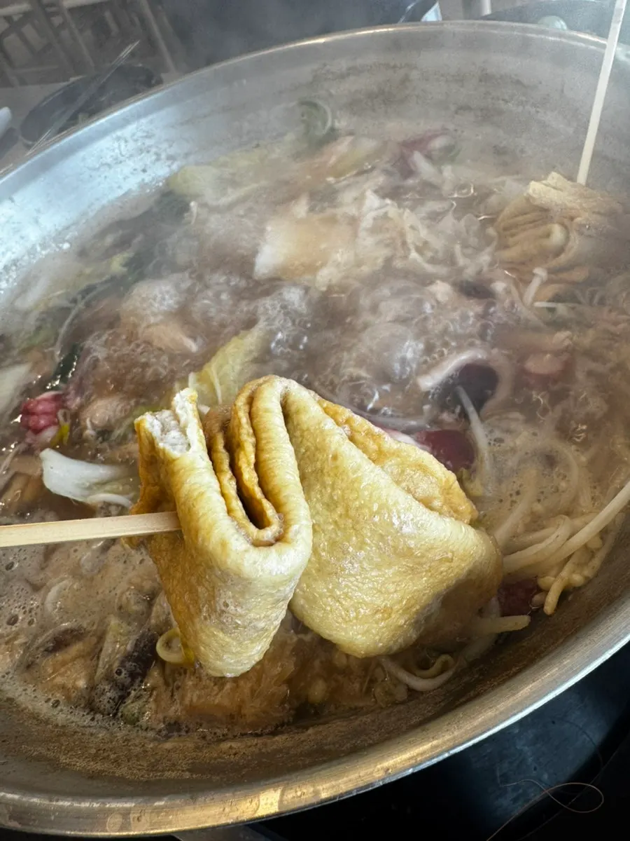 Shellfish dipped in chojang sauce