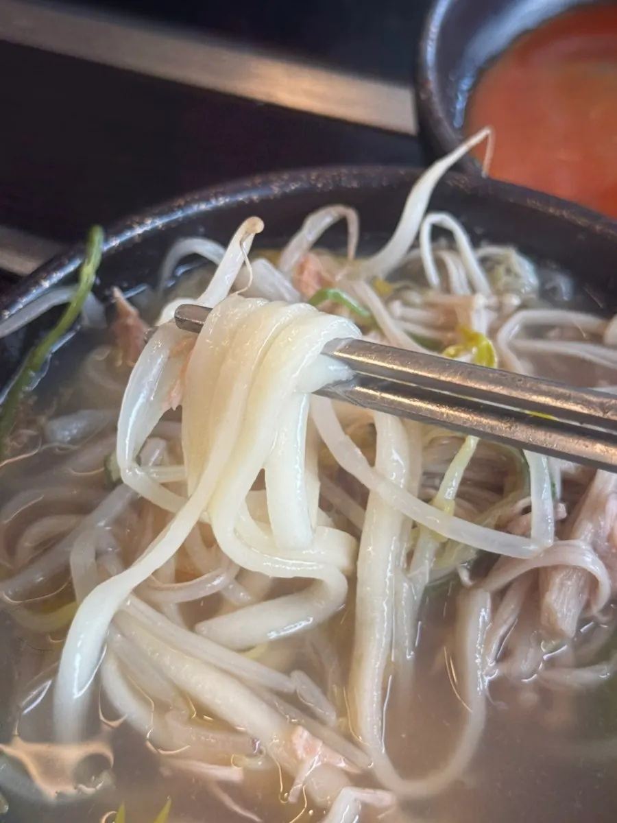 Kalguksu noodles added to the haesintang broth