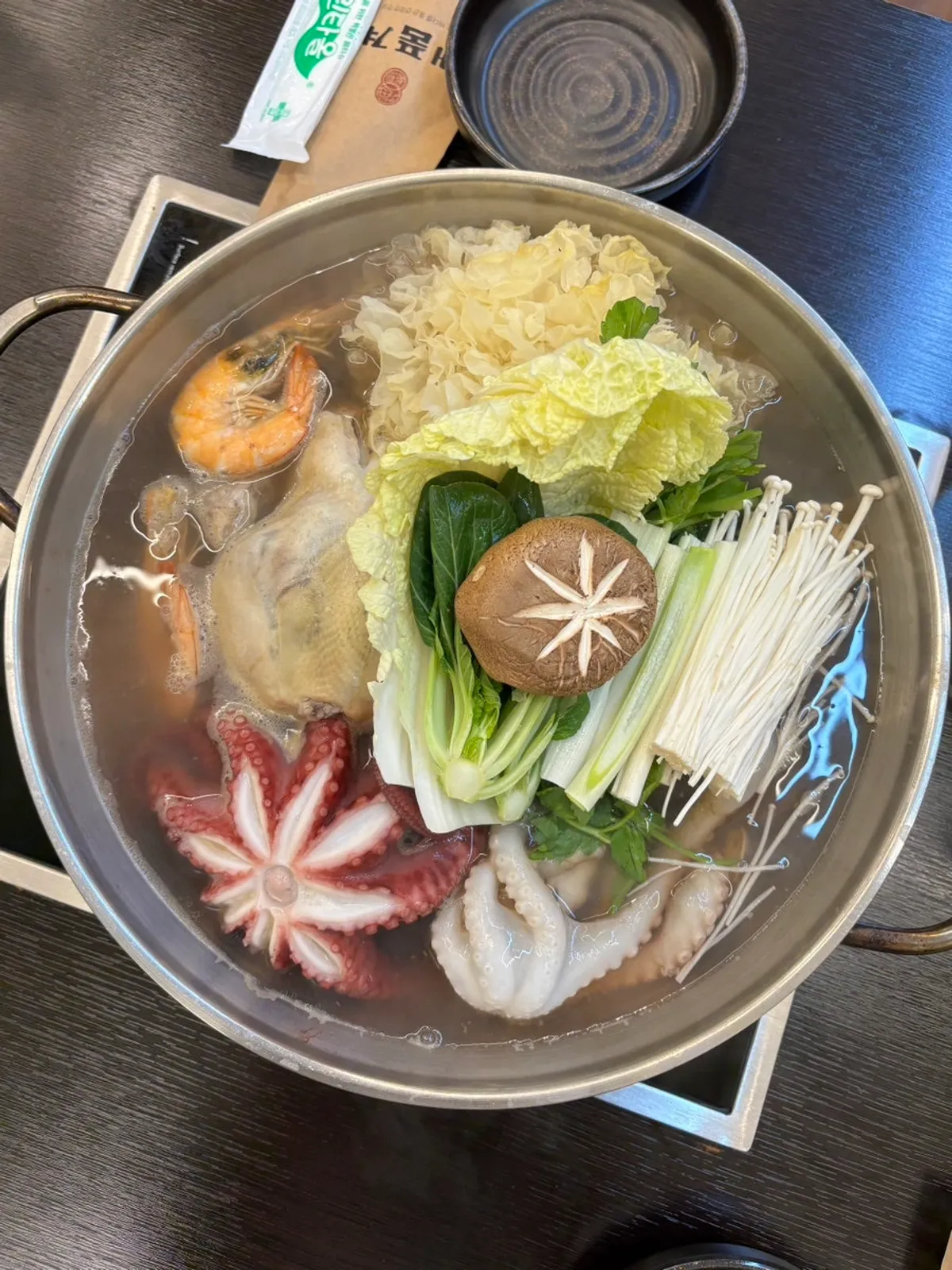 김치와 깍두기 등 정갈한 밑반찬 상차림