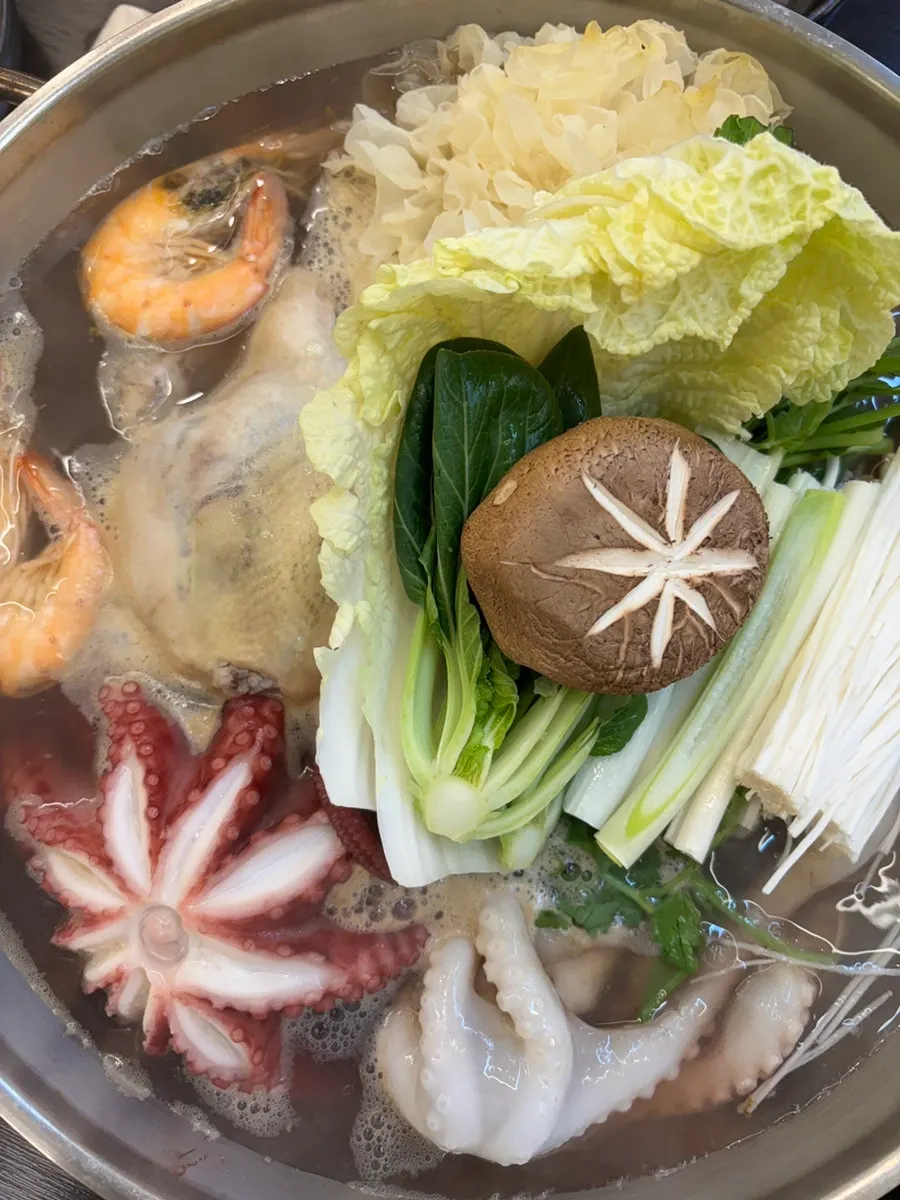 닭 한 마리와 통문어가 담긴 해신탕 냄비
