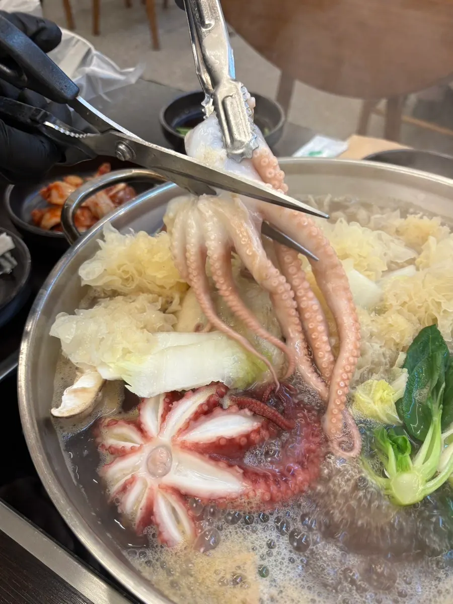 숟가락으로 떠올린 해신탕 국물