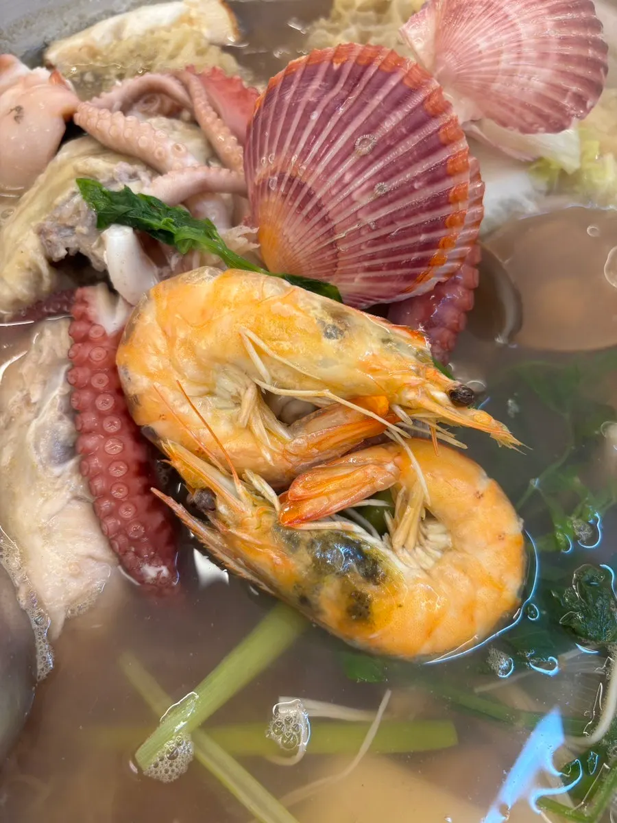 간장소스에 찍은 닭고기 한 점