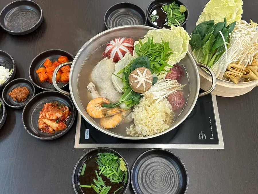 기본 반찬으로 나온 김치 3종