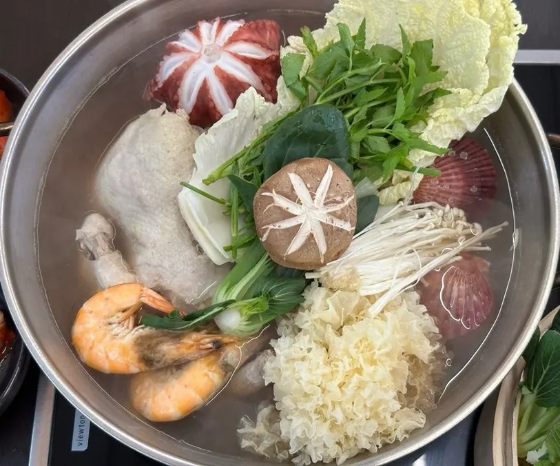 김치와 깍두기가 담긴 반찬 접시