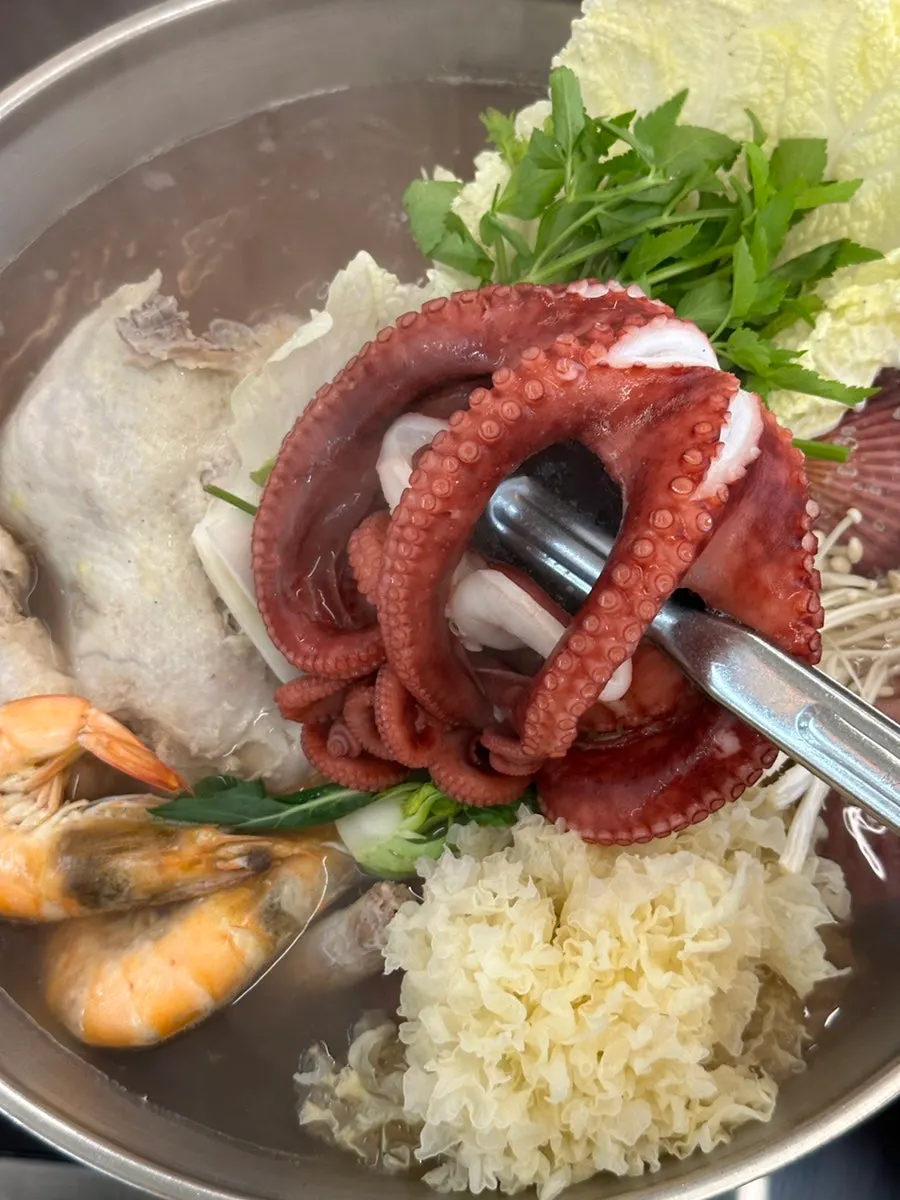손질해 담아낸 통통한 문어