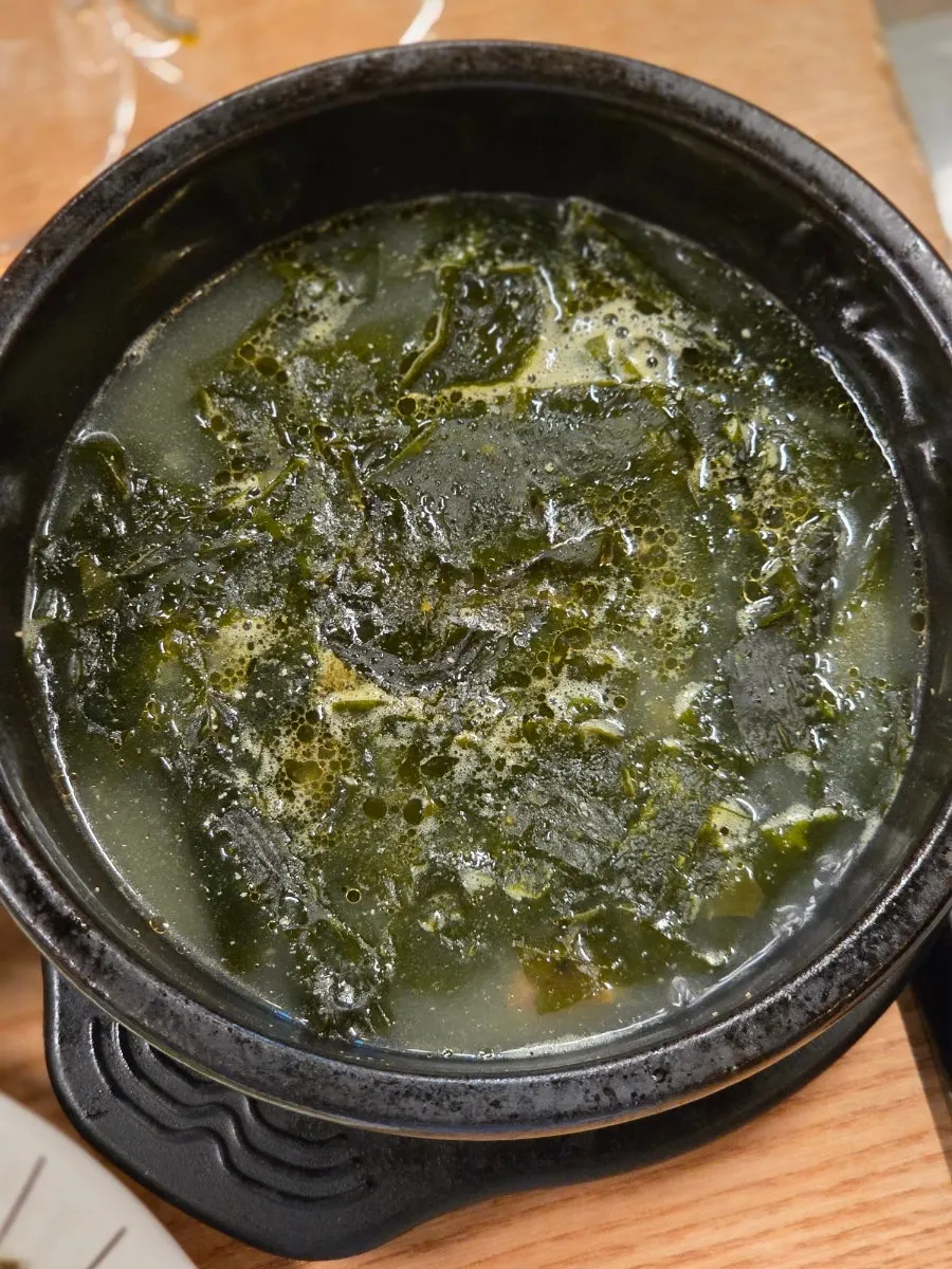 메인 메뉴 전에 차려진 다양한 밑반찬 상차림