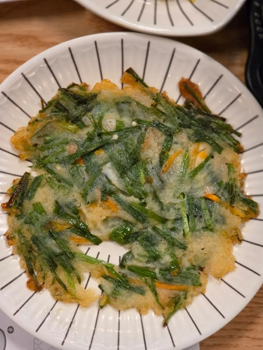 밑반찬 접시가 놓인 테이블