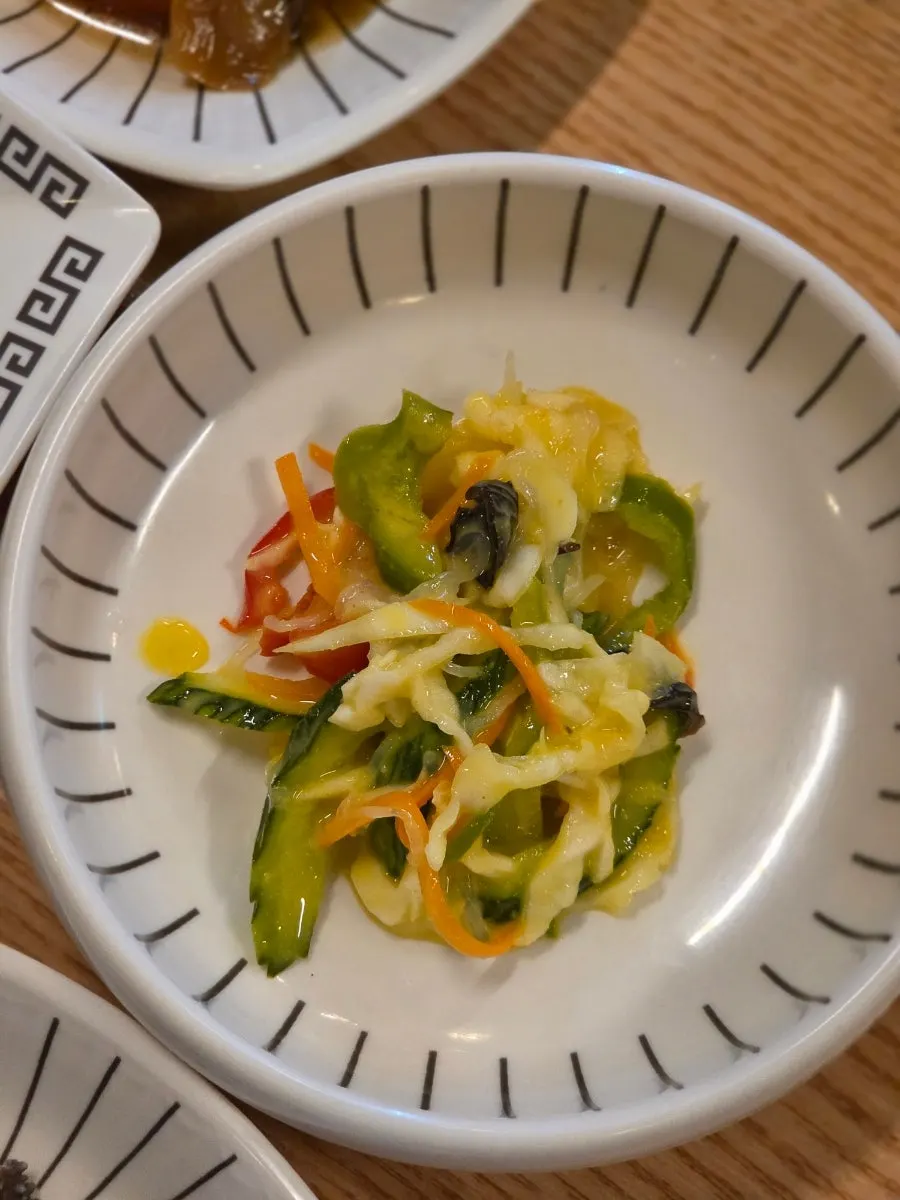 천엽과 소고기조림 밑반찬 접시
