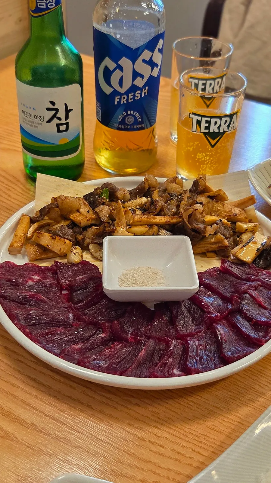 초대리밥과 뭉티기 소스 구성