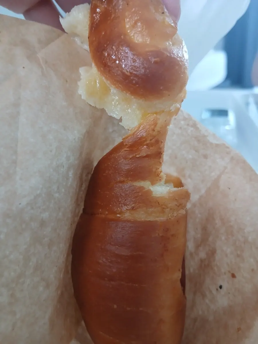 반으로 가른 소금빵의 버터 홀 단면