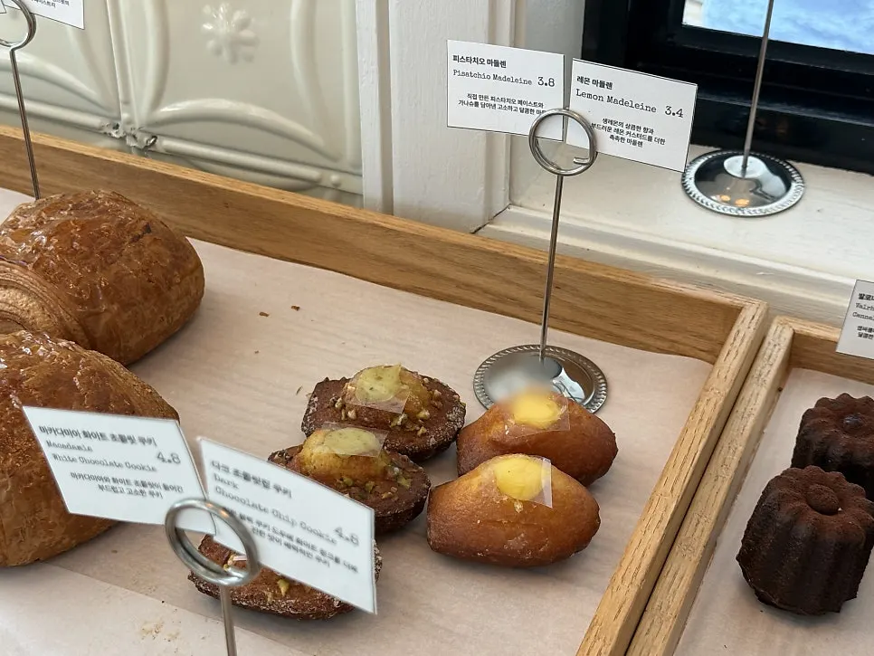 Egg tarts on display with a bestseller marker