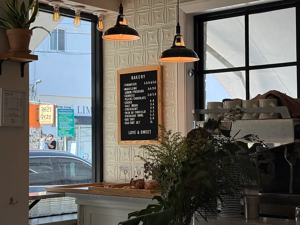 Alley view of Low & Sweet Bakery on Haeri-dan-gil