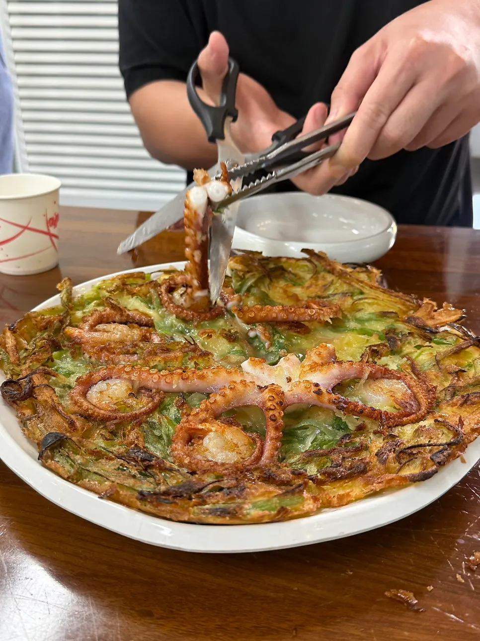 얇게 부친 바삭한 낙지한마리파전 단면
