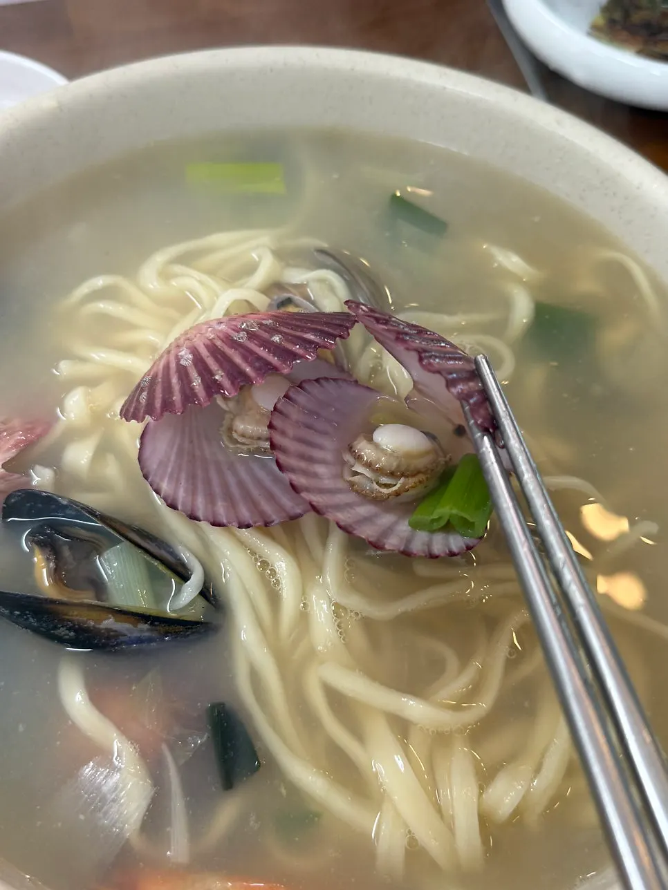 새우 홍가리비 홍합이 든 해물칼국수