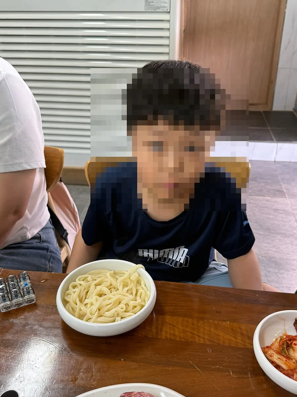 칼국수 면을 먹는 아이들의 그릇