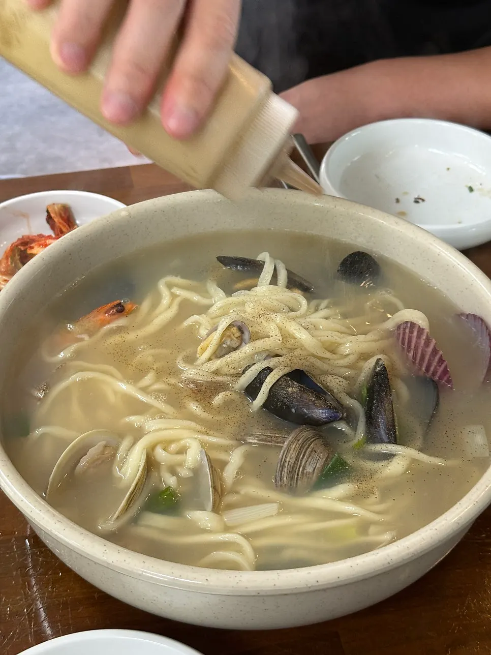 덜어 담은 해물칼국수 한 그릇