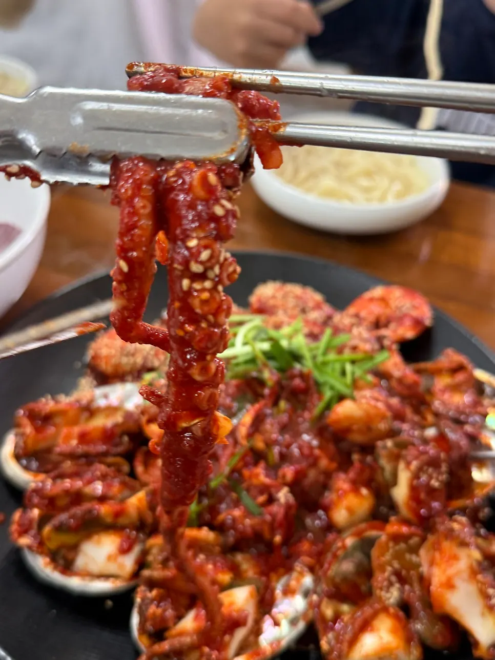 전복이 올라간 낙지볶음 접시