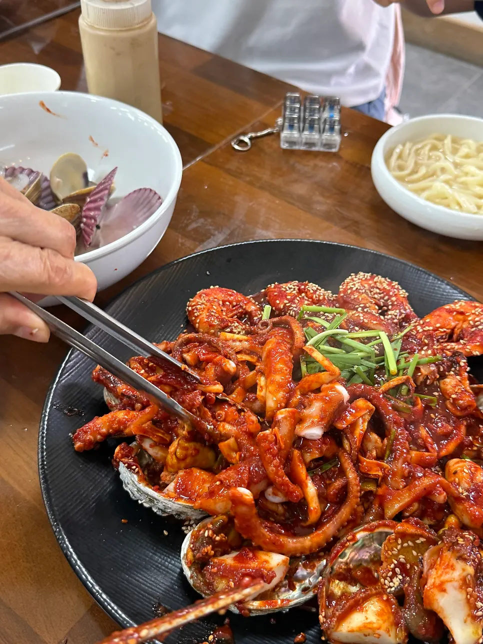 낙지볶음과 밑반찬이 놓인 상차림