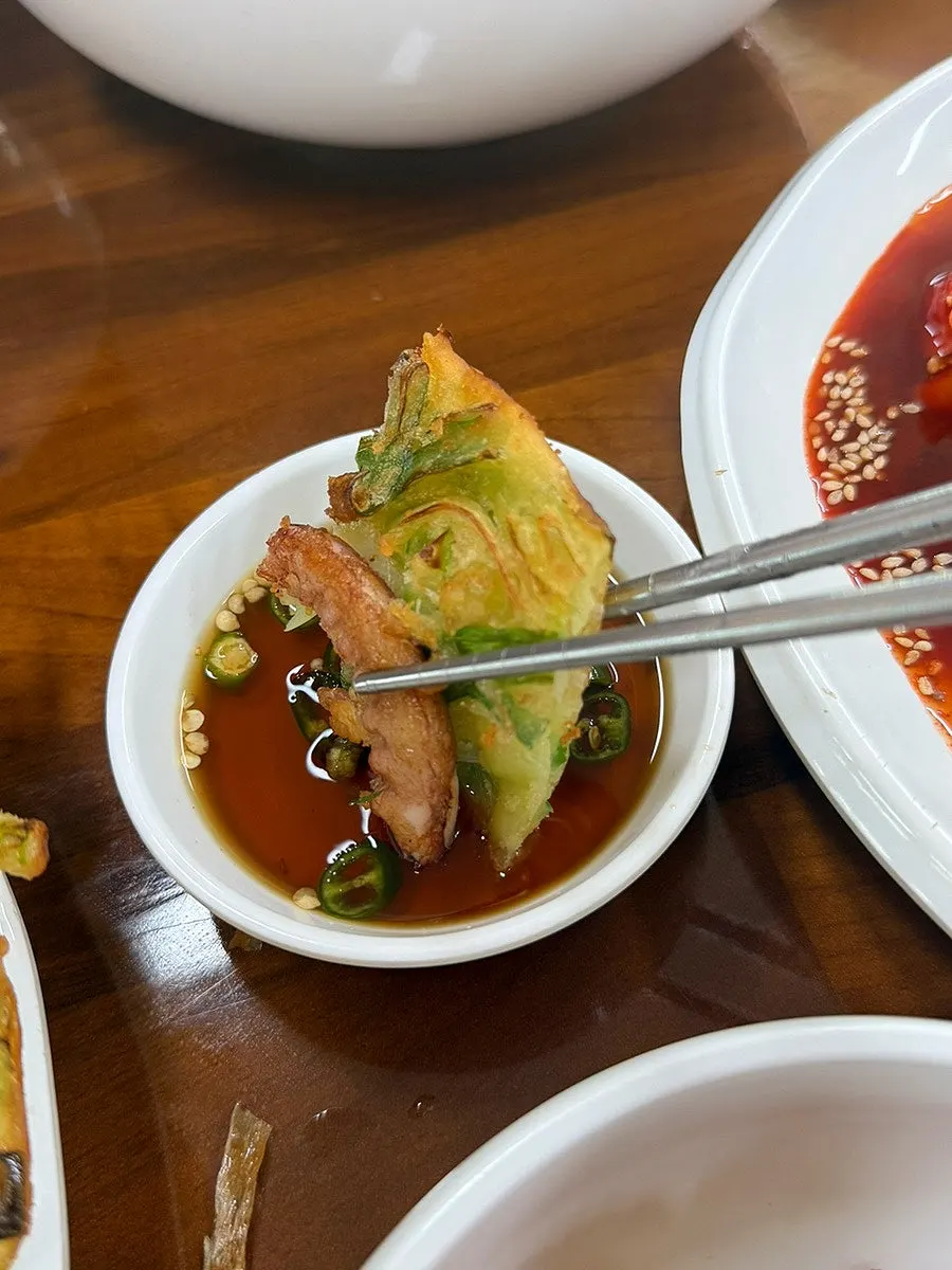 바삭하게 구워진 파전 단면