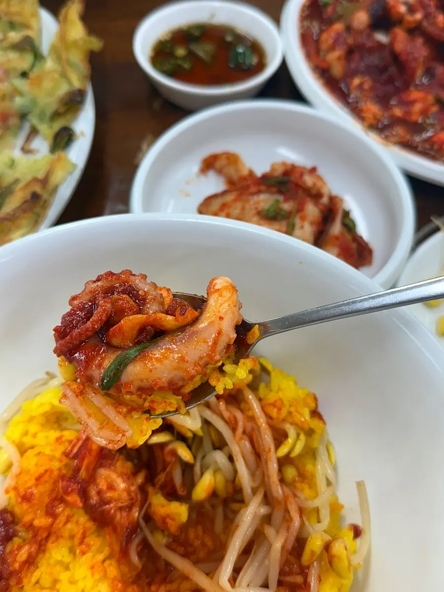 콩나물을 넣어 비빈 강황 낙지 비빔밥