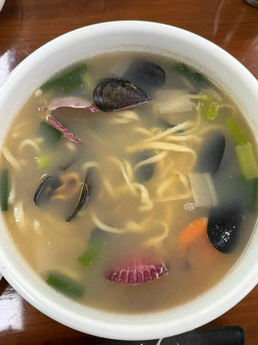 큰 그릇에 한가득 담긴 해물칼국수