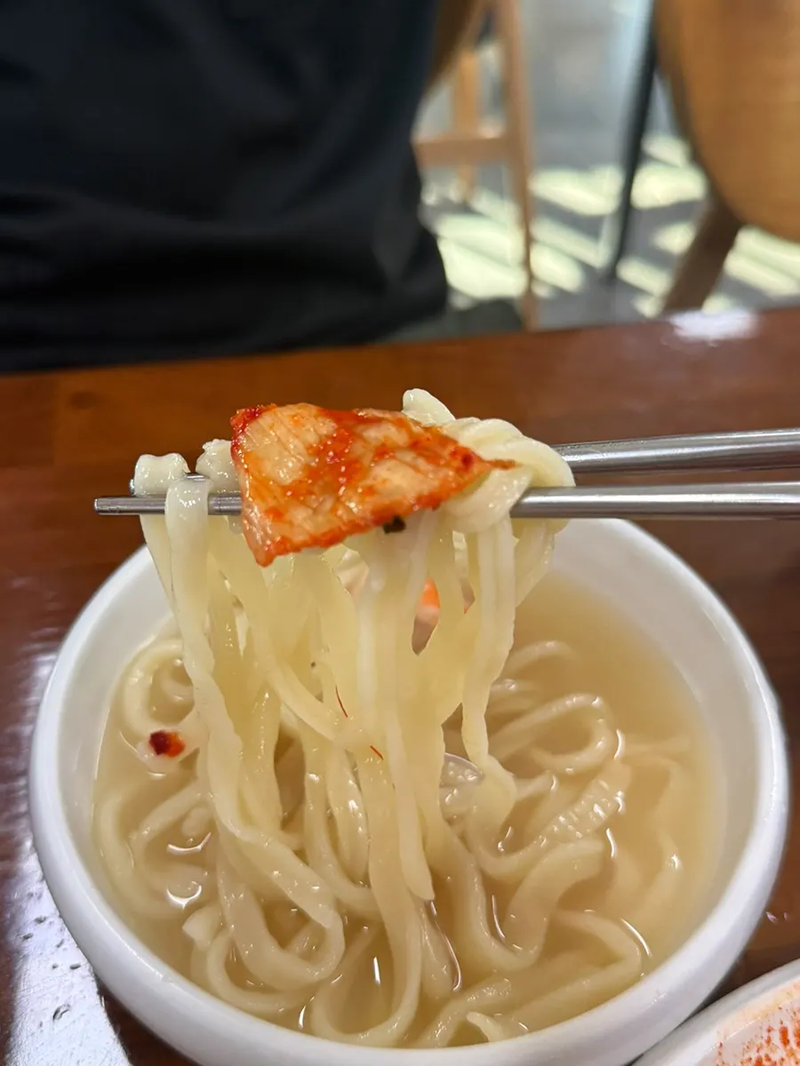 김치를 올린 해물칼국수 한 젓가락