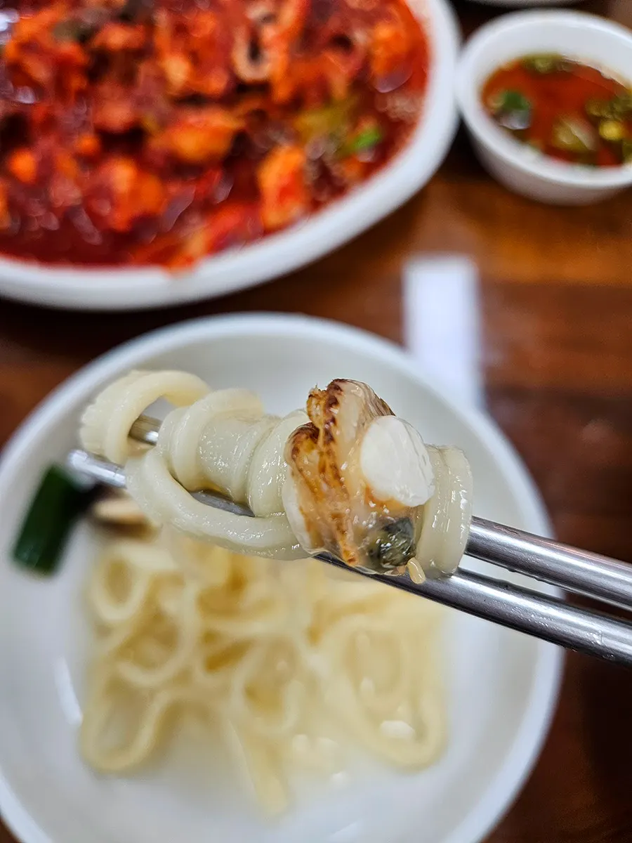 조갯살을 올려 뜬 칼국수 국물 한 숟가락
