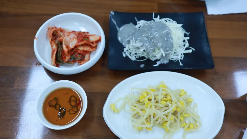 해상궁 기본 반찬 김치와 콩나물무침 상차림