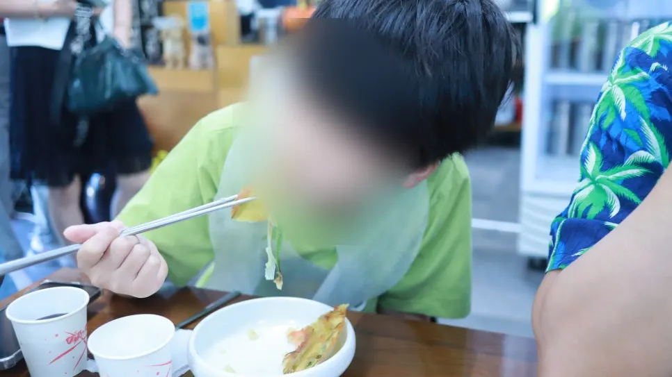 잘라서 먹는 낙지한마리파전 조각