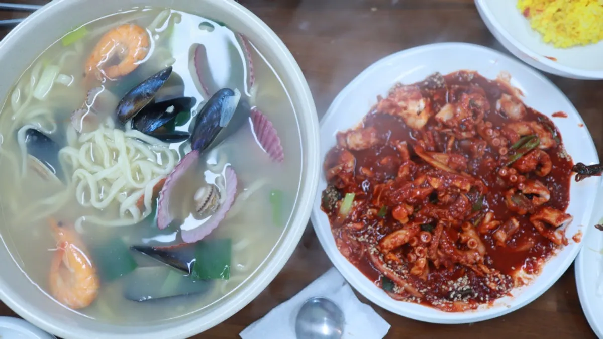 강황밥에 낙지볶음과 콩나물을 비빈 한 그릇