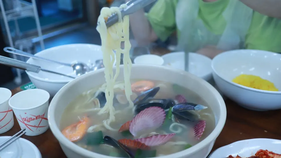 해물이 푸짐한 해상궁 해물칼국수 대접