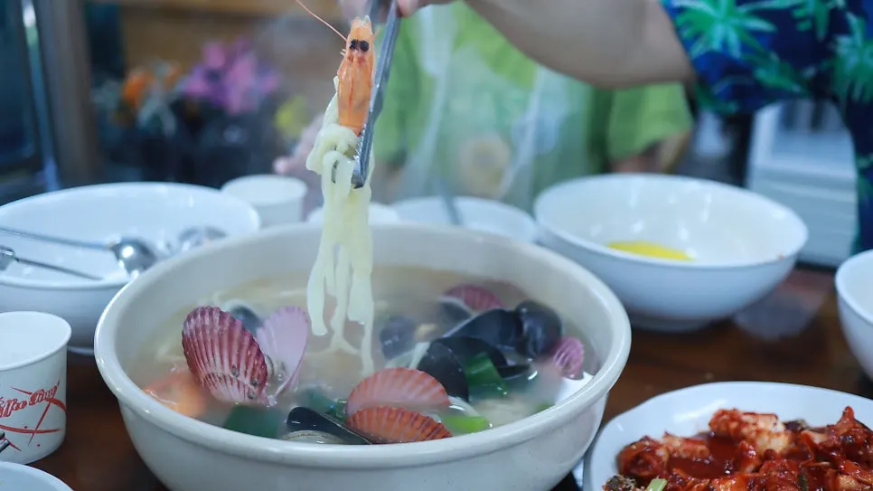 해물칼국수 속 가리비와 홍합