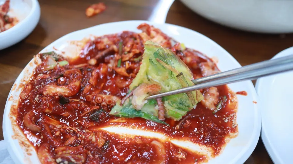껍질을 깐 조개가 담긴 접시