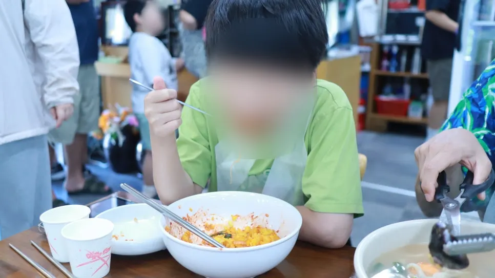 낙지볶음 양념에 찍은 해물파전