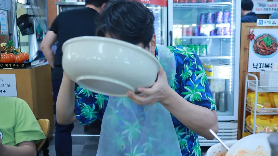 셀프바에 놓인 김치와 밑반찬