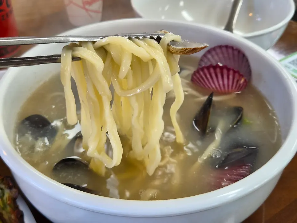 貝とエビがたっぷりの海鮮カルグクス
