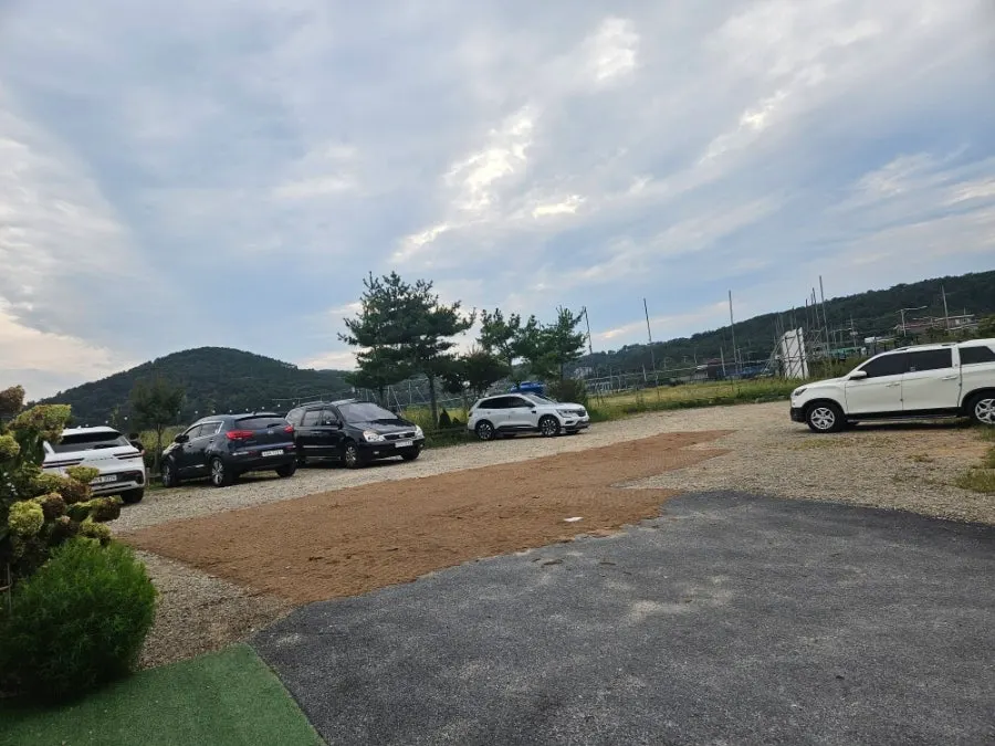 Quiet Haesanggung parking lot on a Sunday evening