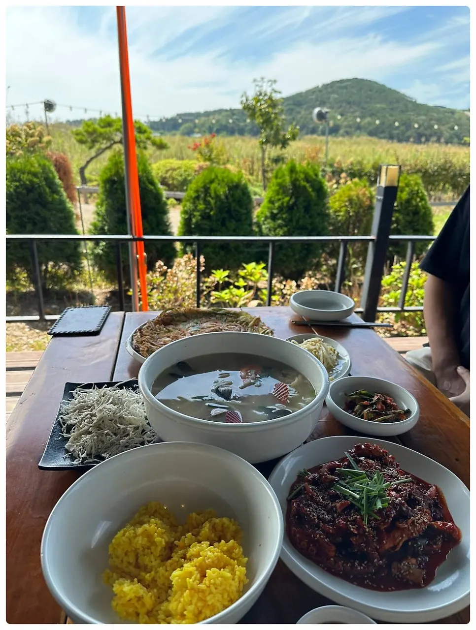정원을 배경으로 차려진 해상궁 한상차림
