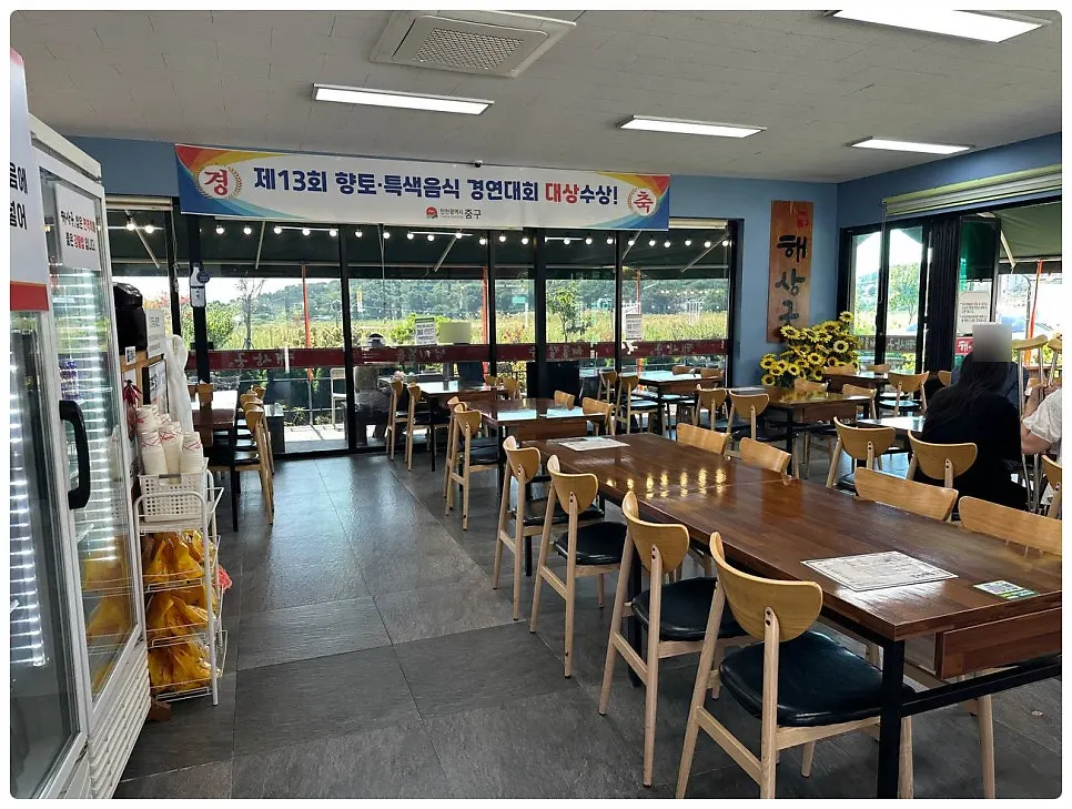 초록 풍경이 비치는 해상궁 실내 창가