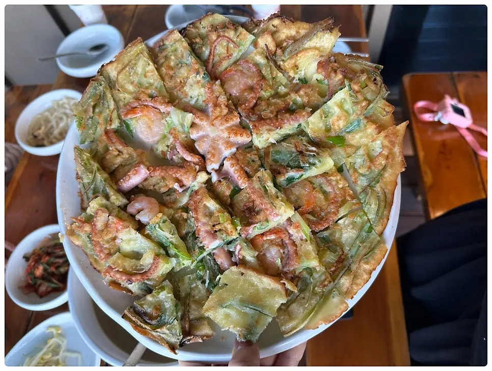 먹기 좋게 잘라낸 낙지한마리파전