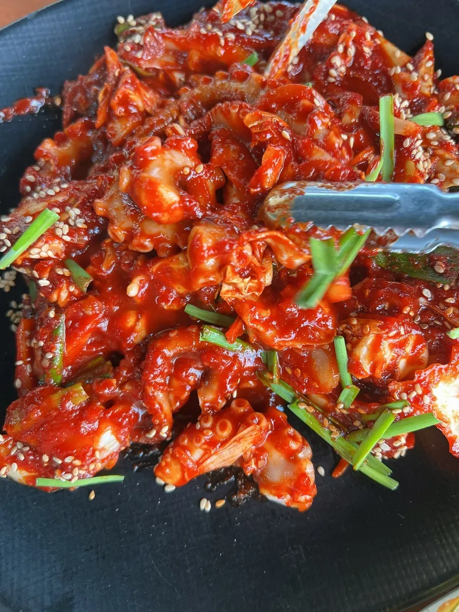 바삭하게 구워진 낙지한마리파전 클로즈업