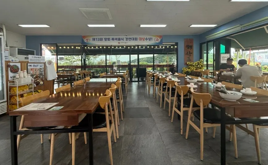 넓은 해상궁 실내 홀 테이블