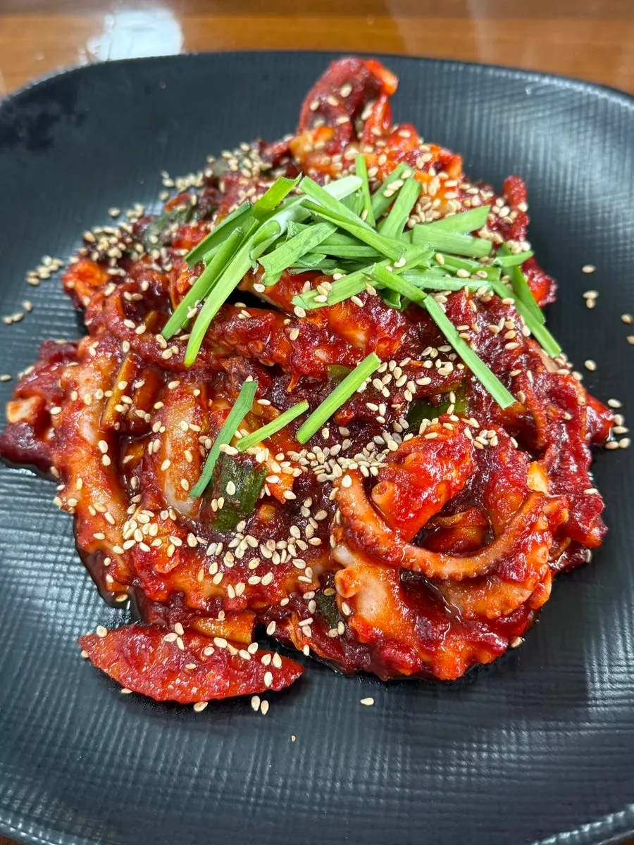 낙지 한 마리가 통으로 올라간 낙지한마리파전