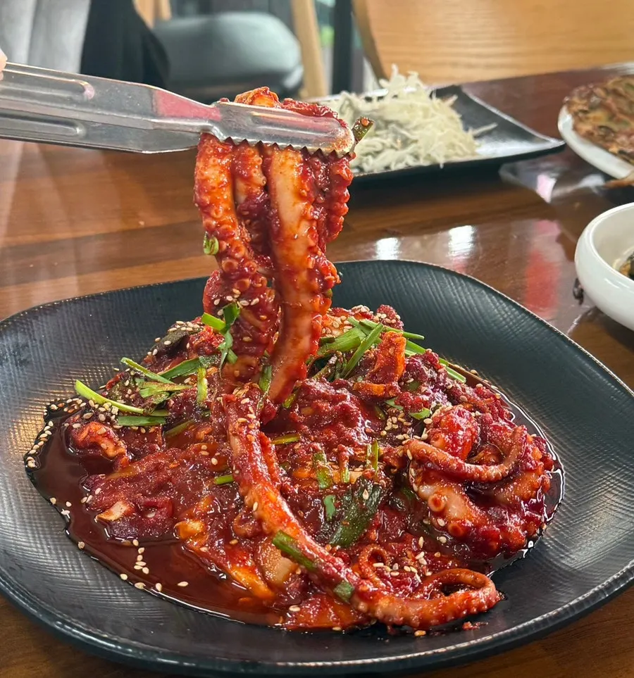 파전 위 낙지 다리 사이에 들어간 새우