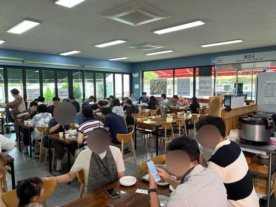 Haesanggung interior packed with customers in the morning