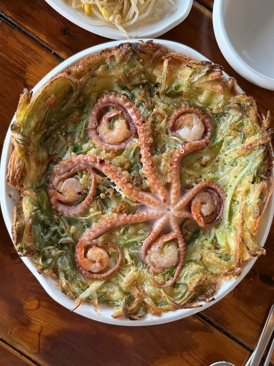 바삭하게 구워진 파전 단면