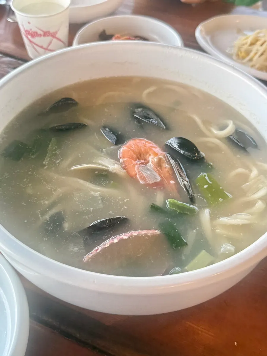 바지락과 홍합이 들어간 해물칼국수